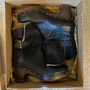 UGG Amoret leather Suede Sheepskin Shearling lined clog bootie Woman’s Size 7